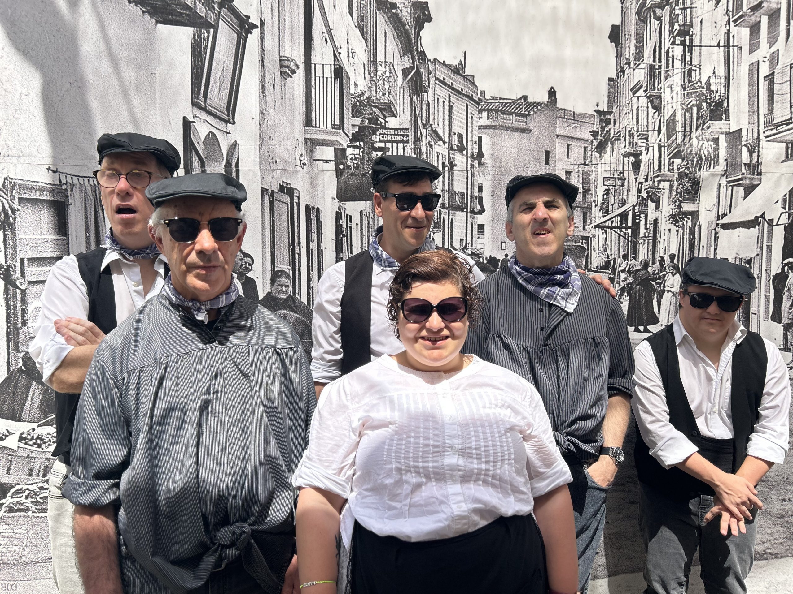Grup de persones adultes amb discapacitat intel·lectual vestits d'època durant una activitat cultural local