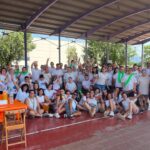 Fotografia grupal dels usuaris dels centres ocupacionals reunits al pavelló pel comiat d'estiu