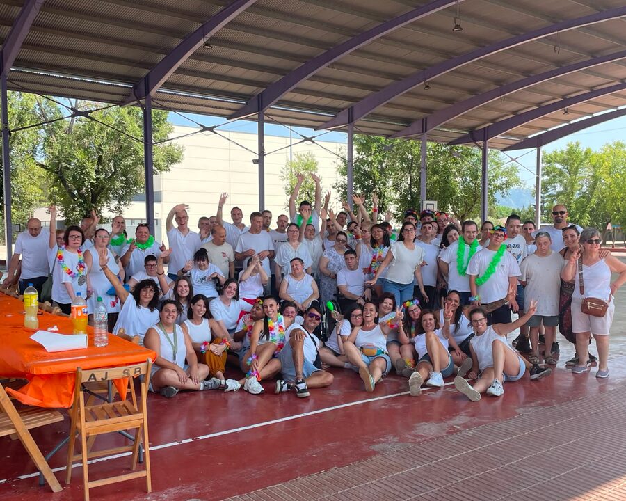 Fotografia grupal dels usuaris dels centres ocupacionals reunits al pavelló pel comiat d'estiu