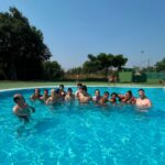 Persones usuàries del Centre Ocupacional de Santa Bàrbara a la piscina municipal