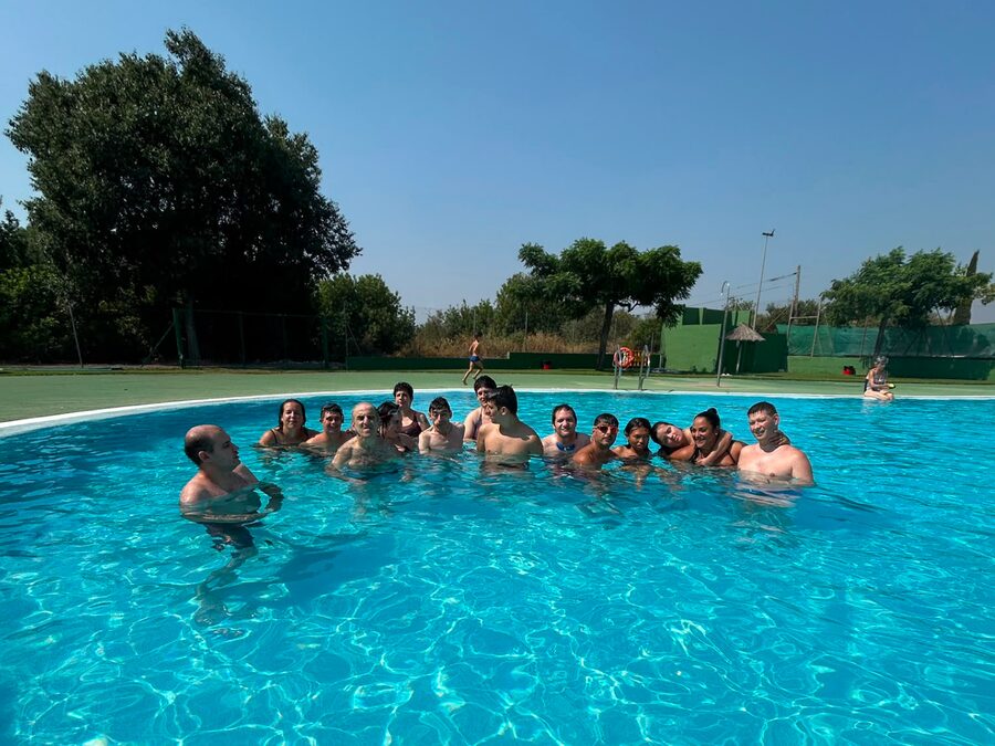 Persones usuàries del Centre Ocupacional de Santa Bàrbara a la piscina municipal