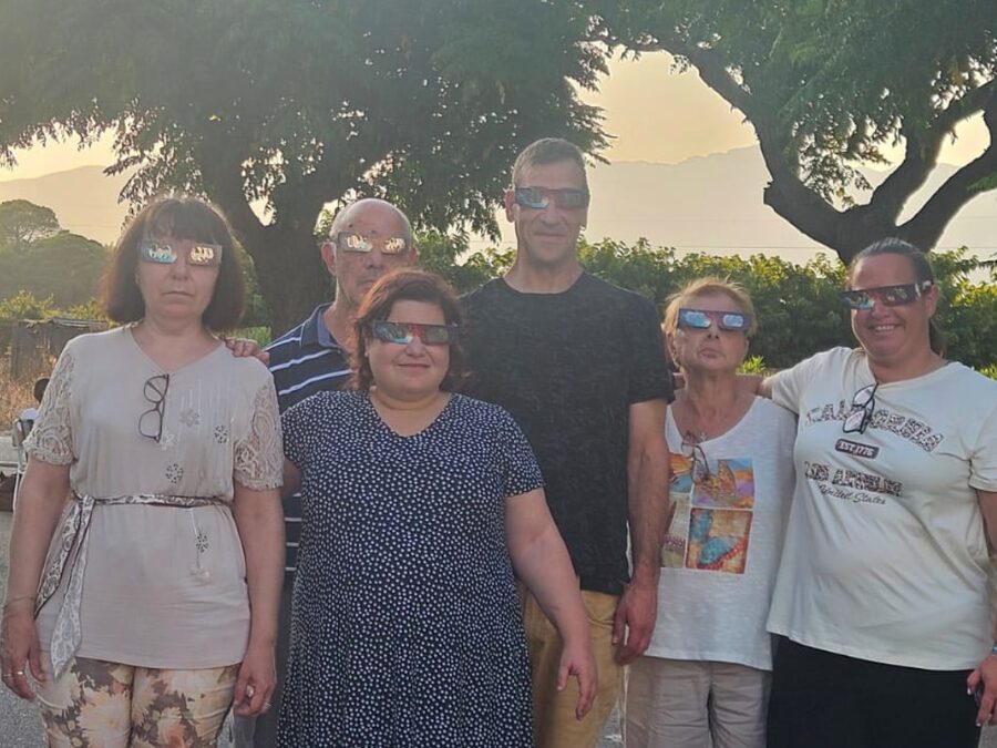 Persones usuàries d'APASA amb ulleres d'observació de l'eclipsi solar 2026