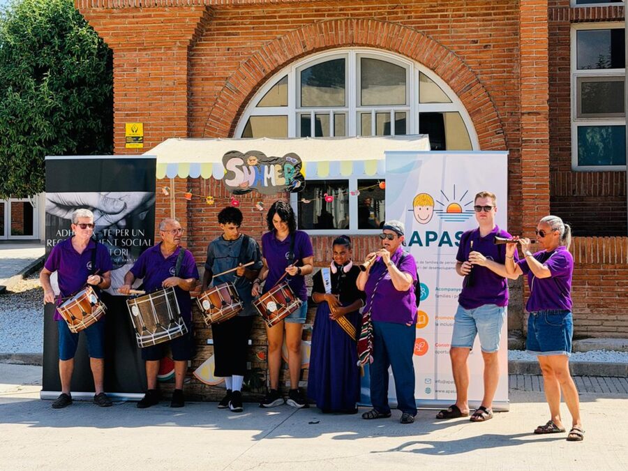 La Colla de Dolçainers i Tabaleters Sanfaina d’Amposta tocant música a APASA en motiu de les festes majors
