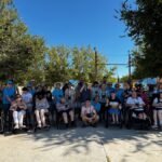 Persones usuàries d'APASA i voluntaris de la Fundació La Caixa en una trobada d'observació d'aus al parc dels Xiribecs d'Amposta
