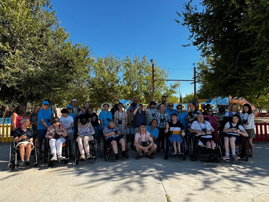 Persones usuàries d'APASA i voluntaris de la Fundació La Caixa en una trobada d'observació d'aus al parc dels Xiribecs d'Amposta
