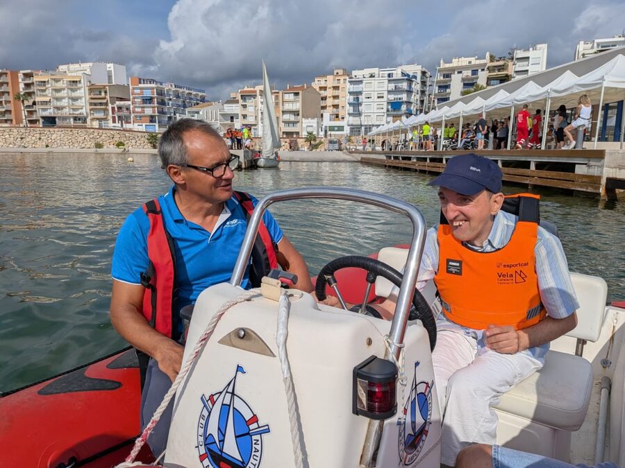 Usuari d'APASA navegant a una embarcació a motor amb personal del Club Nàutic de l'Ampolla