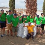 Usuaris del STO d'APASA participant en una recollida de garrofes amb Espigoladors