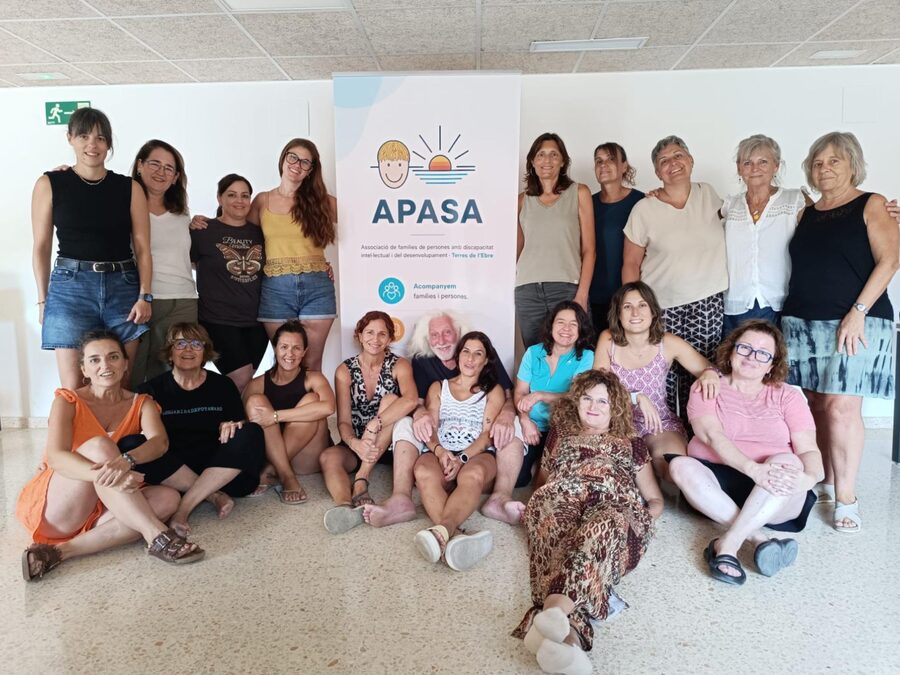 Fotografia grupal dels professionals d'APASA i ISNA en una formació snoezelen amb Marc Thiry