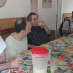 Persones ateses a la Residència APASA gaudint de llet merengada com a cortesia de La Jijonenca Amposta