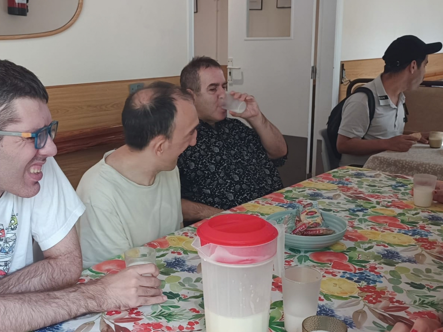 Persones ateses a la Residència APASA gaudint de llet merengada com a cortesia de La Jijonenca Amposta