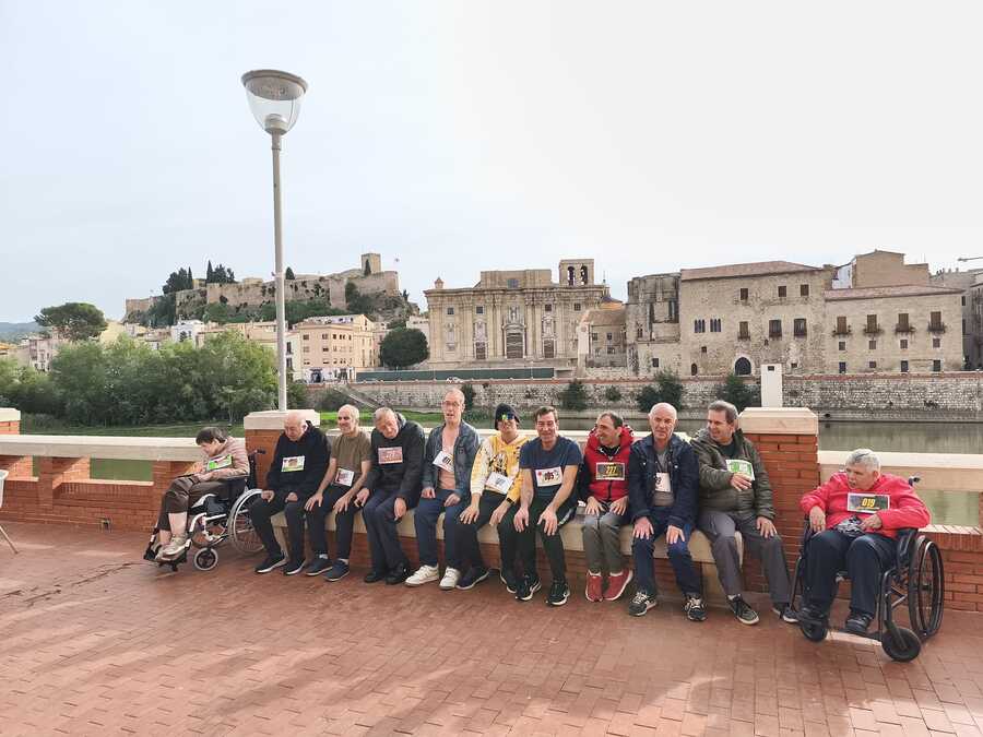 Persones usuàries d'APASA participant a la segona cursa antiracista a Tortosa