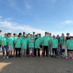 Fotografia grupal d'usuaris d'APASA fent voluntariat de recollida de residus al riu Ebre