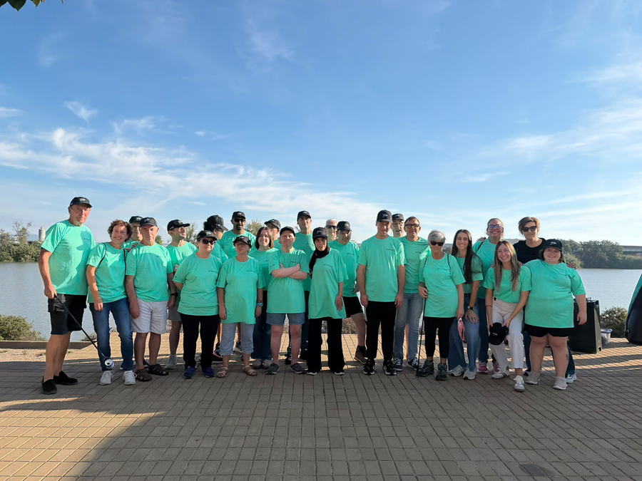 Fotografia grupal d'usuaris d'APASA fent voluntariat de recollida de residus al riu Ebre