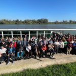 Fotografia grupal de les persones usuàries dels STO l’Àngel i Santa Bàrbara al vaixell La Perla