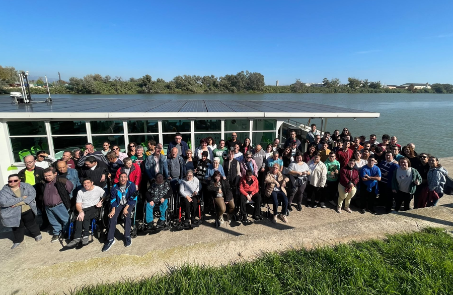 Fotografia grupal de les persones usuàries dels STO l’Àngel i Santa Bàrbara al vaixell La Perla