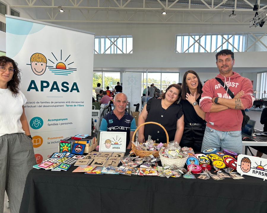 Personal d'APASA a l'stand de la Trobada de Makers de FabLab a Amposta